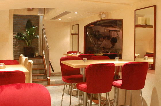 MID LEVELS - Scendiamo dalla scala mobile e facciamo una sosta in questo locale subito a lato