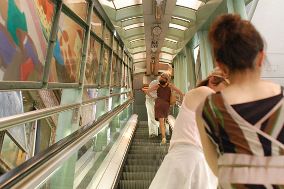 ISOLA DI HONG KONG NORD - Prendiamo la scala mobile di 2600 piedi per salire lungo il ripido pendio fino a Mid Levels