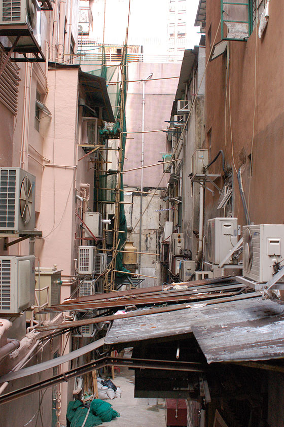 MID LEVELS - In questa corte lamiere, condizionatori e tubazioni regnano sovrani