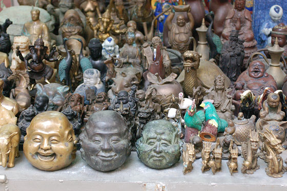 A OVEST DI CENTRAL - Cat Street: Buddha felici e fortunati, facce 