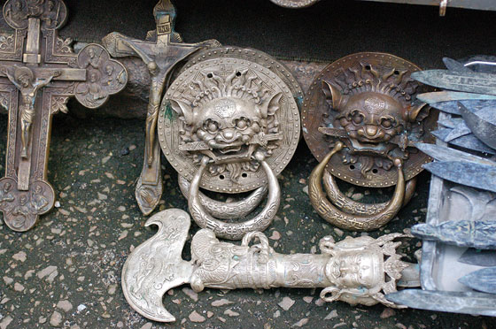 A OVEST DI CENTRAL - Antiquariato di ogni tipo, ma attenti alle imitazioni!