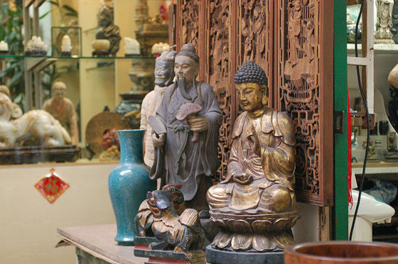 HOLLYWOOD ROAD - Statuette di Buddha e di funzionari e mandarini