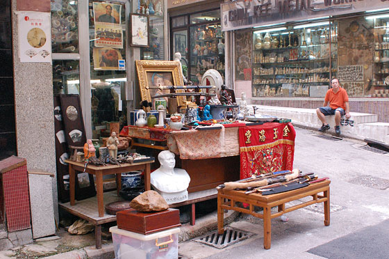 A NORD DI HOLLYWOOD ROAD - Cat Street con bancarelle che vendono bric-a-brac e oggetti di antiquariato fasulli