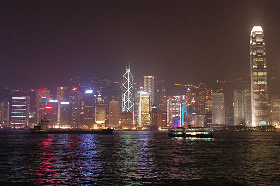 HONG KONG - Uno skyline mozzafiato enfatizzato dalle luci artificiali