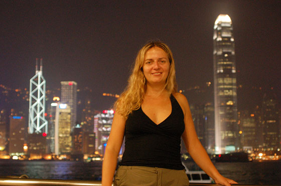 VISTA DA KOWLOON SU CENTRAL - Io sullo sfondo dello skyline notturno di Hong Kong