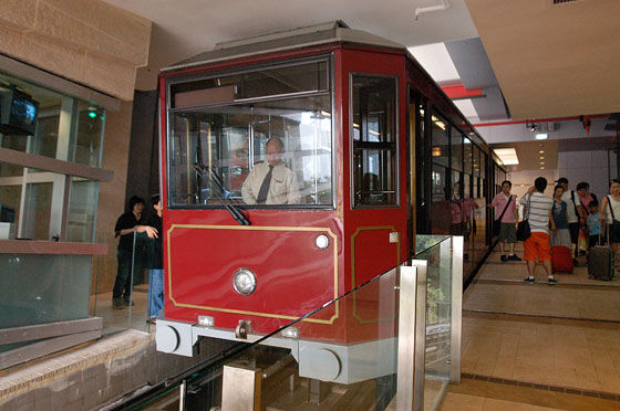 VICTORIA PEAK - Il tram a cremagliera si ferma nella stazione collegata alla Peak Tower