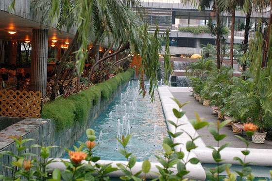 CENTRAL DISTRICT - Chater Garden tra vegetazione e graziose fontane