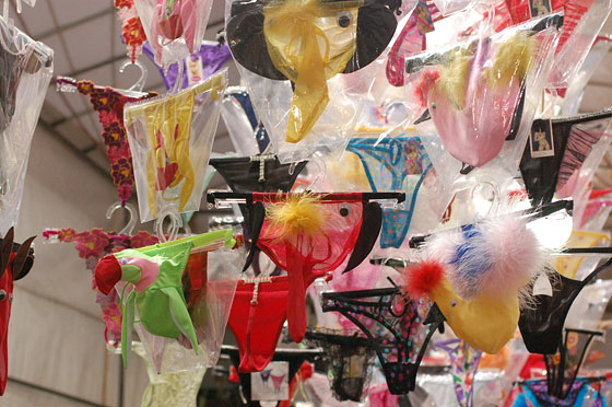 MONG KOK - Il vivace Mercato delle Signore: bizzare mutandine per ogni sesso e per tutti i gusti