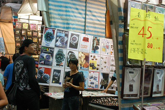 MONG KOK - Orologi contraffatti in vendita al Mercato delle Signore