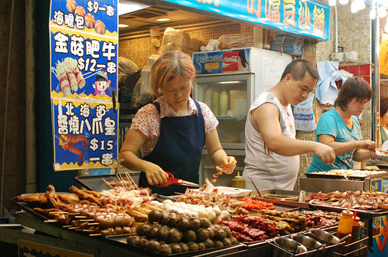 MONG KOK - Spiedini di carne in vendita sulle bancarelle nei pressi del Mercato per le Signore