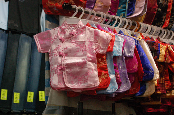 MONG KOK - Abiti tradizionali cinesi per bimbi in vendita al Mercato per le Signore