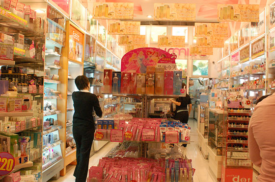 MONG KOK - Una profumeria nei pressi del Mercato delle Signore