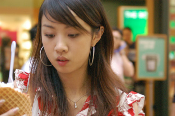 MONG KOK - C'è anche chi tra compere e shopping non dimentica di gustarsi un cono gelato