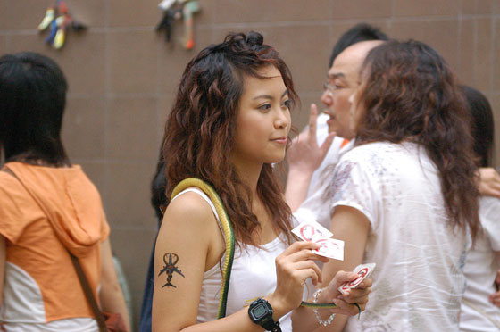 MONG KOK - Una testimonial antifumo al Ladies Market