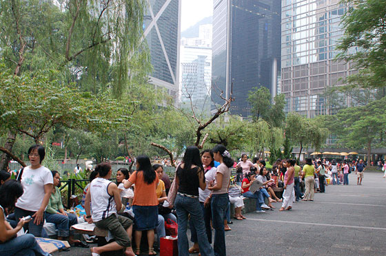 CENTRAL  - Ogni sabato sera e domenica l'area tra Statue Square e Chater Garden diventa il luogo d'incontro della vivace comunità di filippine 