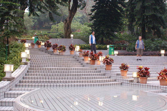 CENTRAL  - Hong Kong Park: la scalinata di accesso al fianco del lago artificiale