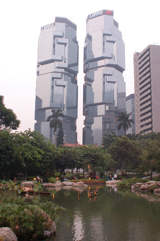 ADMIRALTY - Le torri gemelle del Lippo Center viste da Hong Kong Park