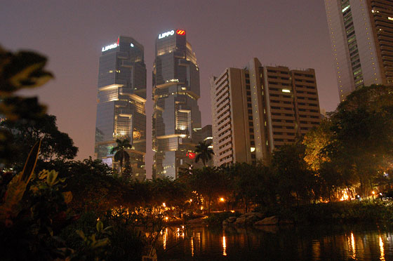 HONG KONG PARK - Oltre il sinuoso lago artificiale di Hong Kong Park vista sul Lippo Center