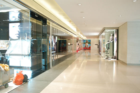 CENTRAL - Ormai è sera e noi girovaghiamo nei grandi spazi commerciali: i negozi sono chiusi ma attraversando questi grandi spazi si percorrono interi isolati di città dall'interno