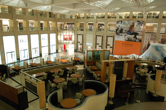 ISOLA DI HONG KONG NORD - The Landmark si affaccia su Pedder Street e Des Voeux Road Central 