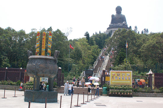 LANTAU - Monastero di Po Lin: la statua in bronzo del Buddha alla fine della scalinata