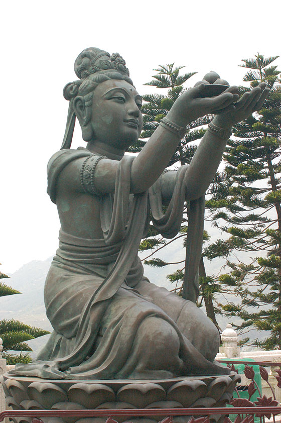MONASTERO DI PO LIN - Questa statua di bodhisattva offre frutta al Buddha