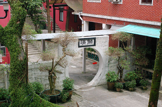 MONASTERO DI PO LIN - Attraversata la 