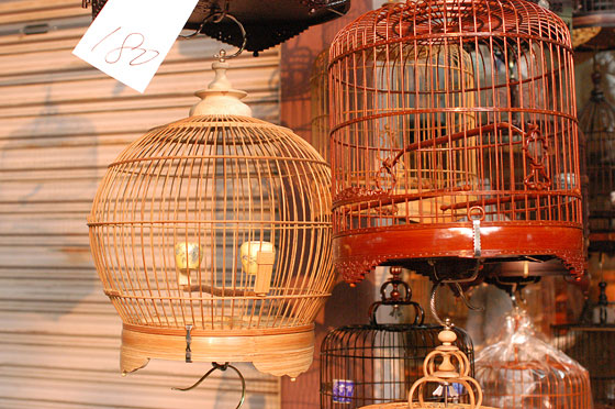 MONG KOK - Gabbie lavorate a intaglio in stile orientaleggiante in vendita al Mercato degli Uccelli