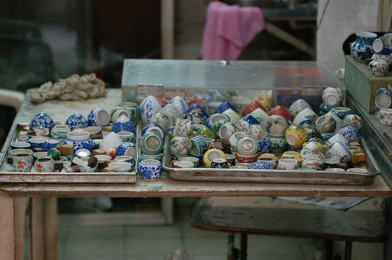 MONG KOK - Ciotoline di ceramica in vendita al Mercato degli Uccelli