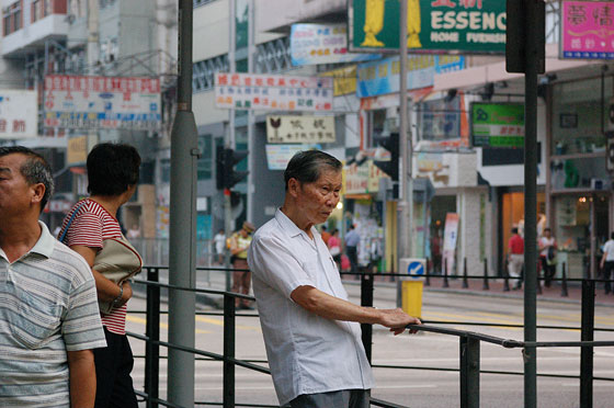 MONG KOK - Dal Giardino degli Uccelli ci dirigiamo alla stazione MTR Prince Edward e ci gustiamo la vivace vita cinese di questo quartiere