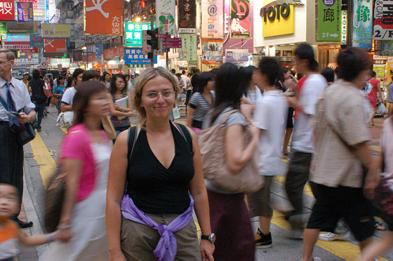 MONG KOK - Io al Mercato per le Signore: la foto mostra l'animazione e l'affollamento alle mie spalle