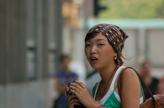 TSIM SHA TSUI - Sperimentiamo il nostro nuovo zoom comprato in Nathan Road e fotografiamo industurbati le persone in Nathan Road