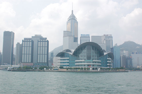 WAN CHAI - Dallo Star Ferry vista sul Central Plaza e sul Convention Center