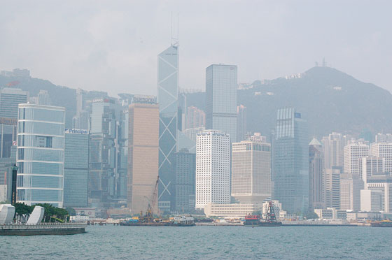 VICTORIA HARBOR - Hong Kong adagiata sulla baia a forma di portamonete è destinata anche in futuro ad avere ricchezza e prosperità 