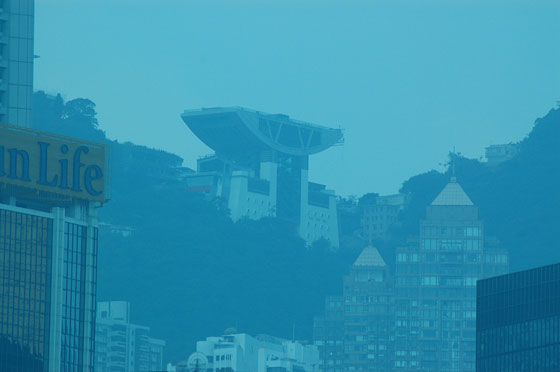 WAN CHAI - Dalle pareti vetrate della Nuova Ala Centro Conferenze ed Esposizioni di Hong Kong, vista sul Peak