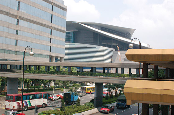 WAN CHAI - Ci lasciamo alle spalle il Convention Center e attraversiamo i percorsi sopraelevati che collegano i vari edifici per raggiungere Hennessy Road
