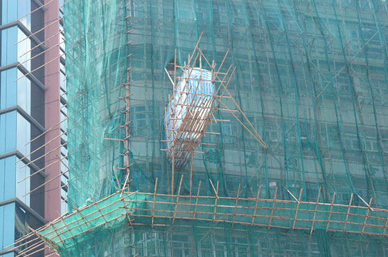 WAN CHAI - Ponteggio e aggetto in bambù - apriamo un sondaggio, vi fidereste a salirci sopra?