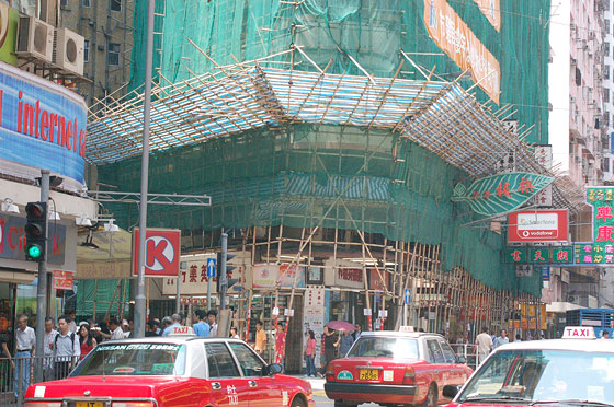 WAN CHAI - Camminando per le strade del quartiere ci imbattiamo in numerose impalcature in bambù: questa dell'immagine è dotata anche di mantovana parasassi