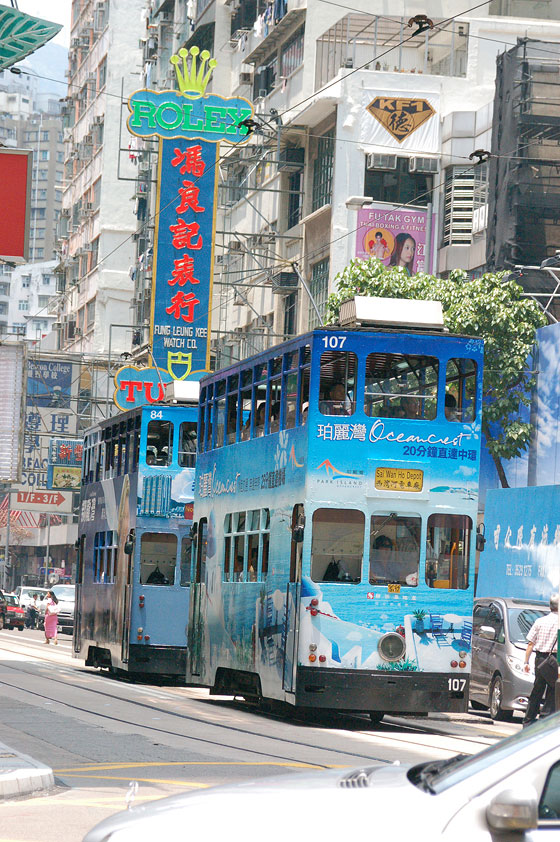 WAN CHAI - I colorati tram a due piani su rotaie di Hong Kong