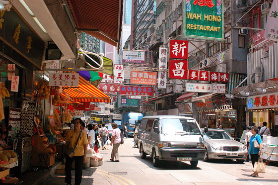 WAN CHAI - Profusione di insegne tra gli animati vicoli di Wan Chai