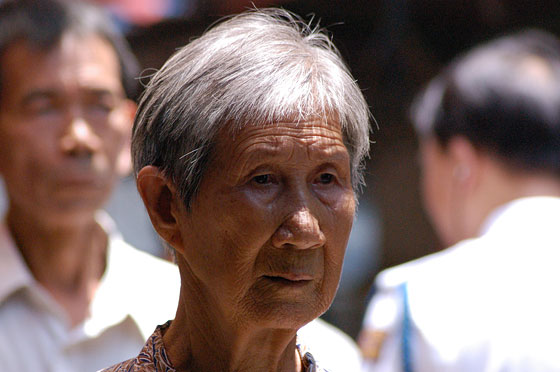 WAN CHAI - Ci fermiamo a bere qualcosa e con il nostro nuovo zoom Nikon ci divertiamo a fotografare le persone di passaggio