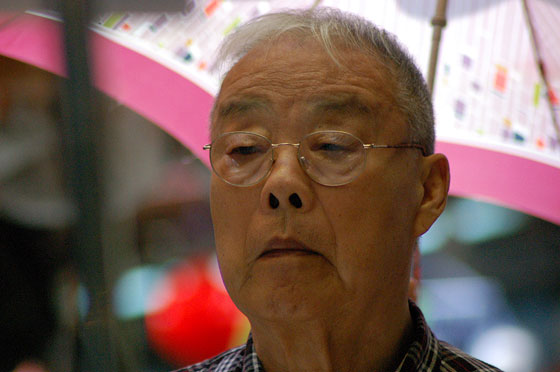 WAN CHAI - Signore con parasole: a quanto pare non è solo un vezzo femminile ripararsi dal sole con l'ombrello