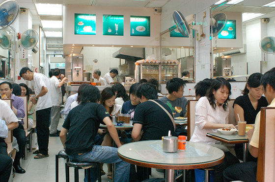 WAN CHAI - I cinesi pranzano nei caratteristici dai pai dongs