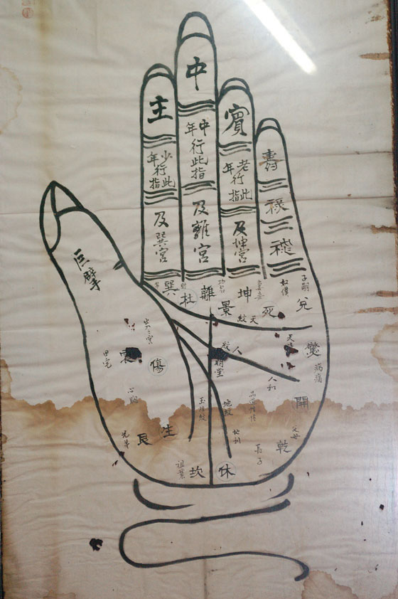 WAN CHAI - Tempio Tai Wong: lettura della mano e predizione del futuro