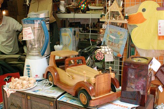 WAN CHAI - Anche in questo distretto non mancano i negozi di bric-a-brac 