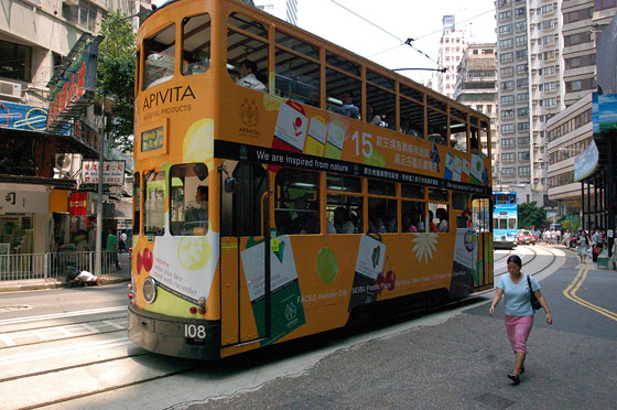 WAN CHAI - I colorati tram su rotaie di Hong Kong attraversano la città da Kennedy Town, nel Western District al villaggio di pescatori Shau Kei Wan, all'estremità orientale dell'isola