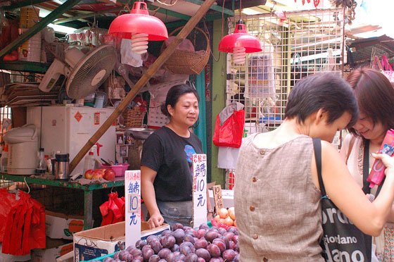 WAN CHAI - Spesa nei banchi dei mercatini di Wan Chai