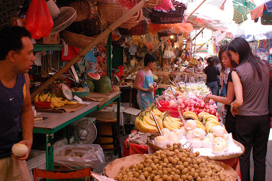 A EST DI CENTRAL - Banchi di frutta e verdura tra i vicoli di Wan Chai: donne confrontano prodotti e prezzi