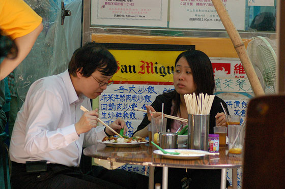 WAN CHAI - Una coppia pranza a 