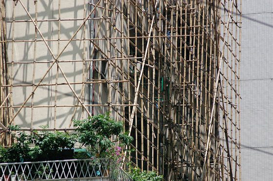 WAN CHAI - Ponteggi in bamboo con rigidi controventi 